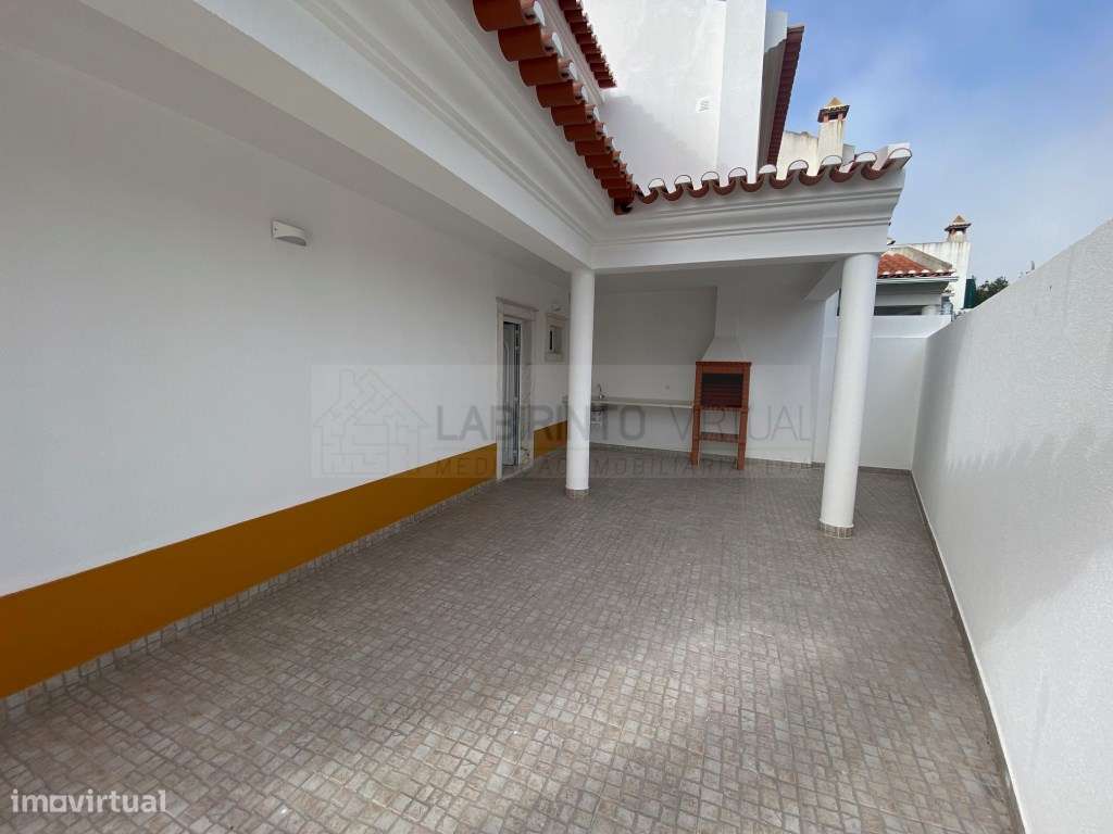 Vende-se excelente Moradia V3+1 na Ericeira, com vista mar.-13