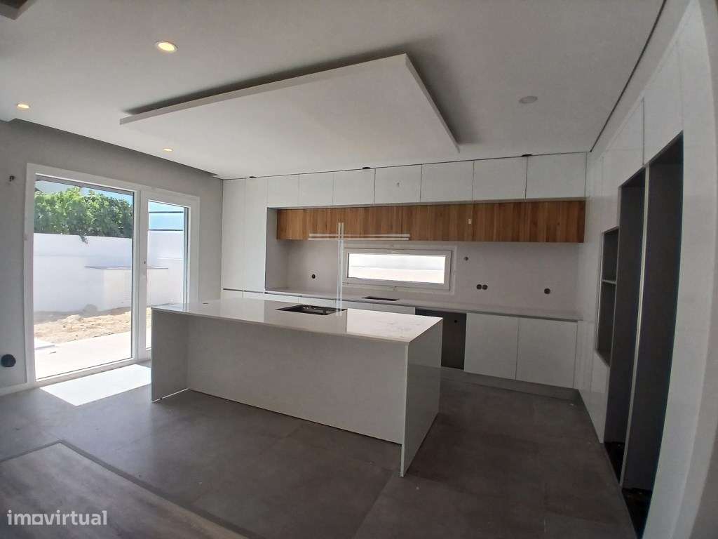 Moradia térrea isolada T4, arquitetura contemporânea com garagem e ... - Grande imagem: 4/31