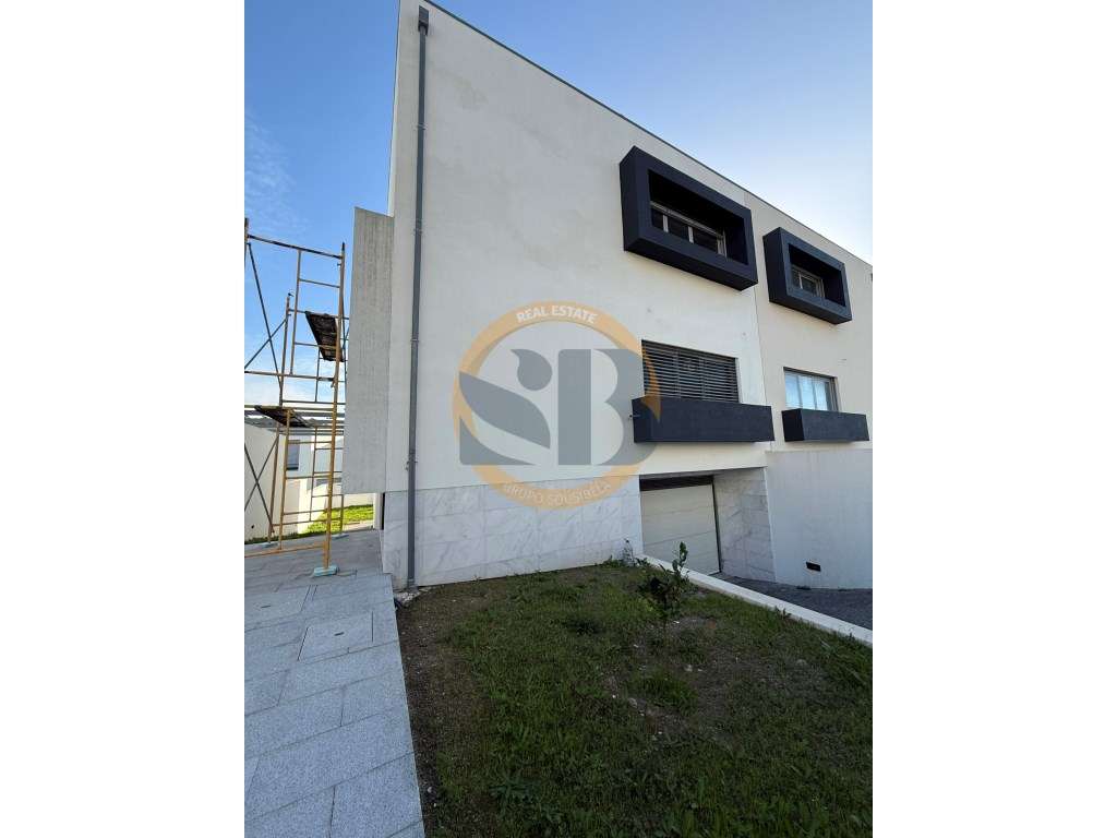 Moradia T3 Nova Luxo Centro Santa Maria da Feira-28