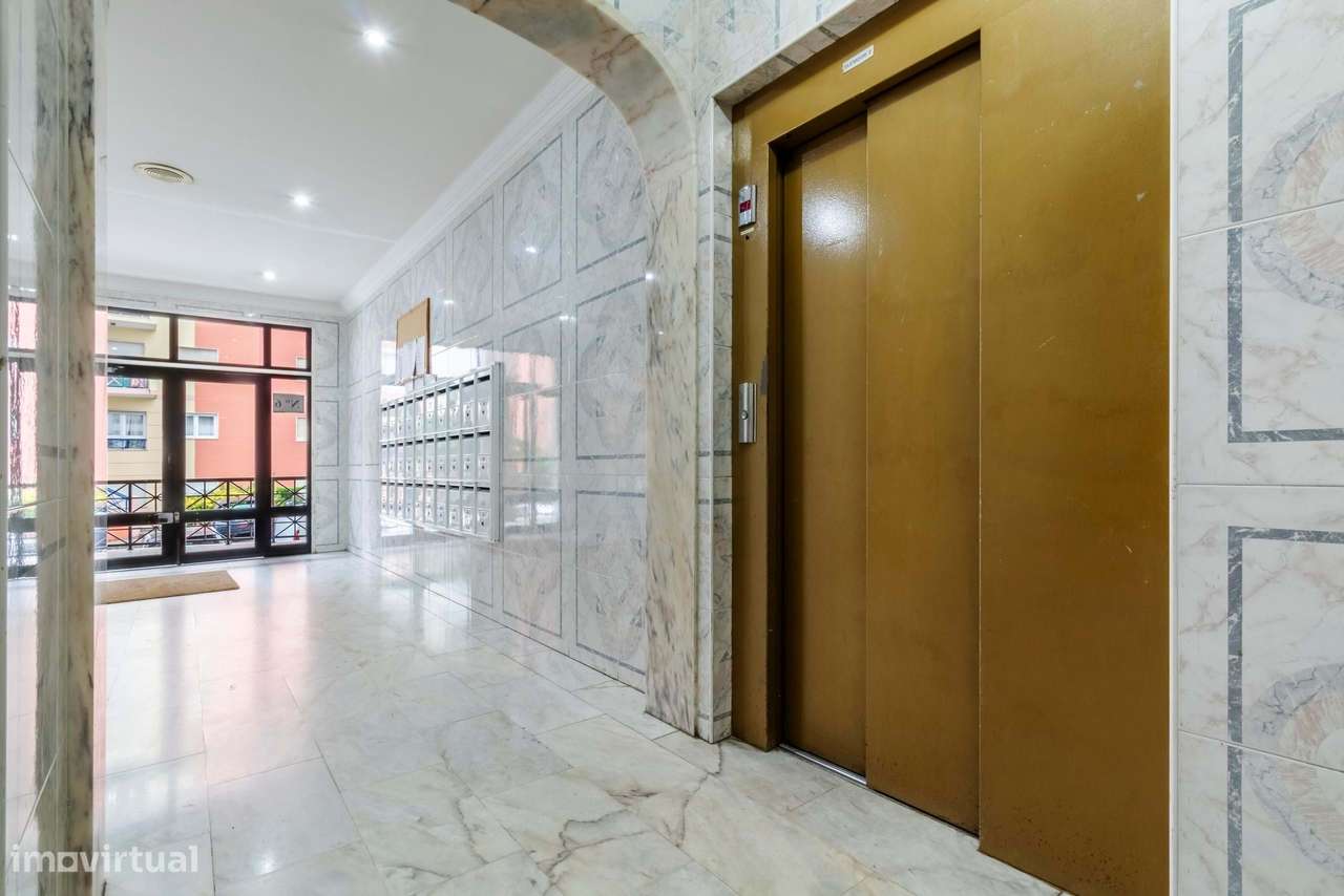 Apartamento T2 Remodelado c/ Lugar de Estacionamento em Mem Martins, S-3