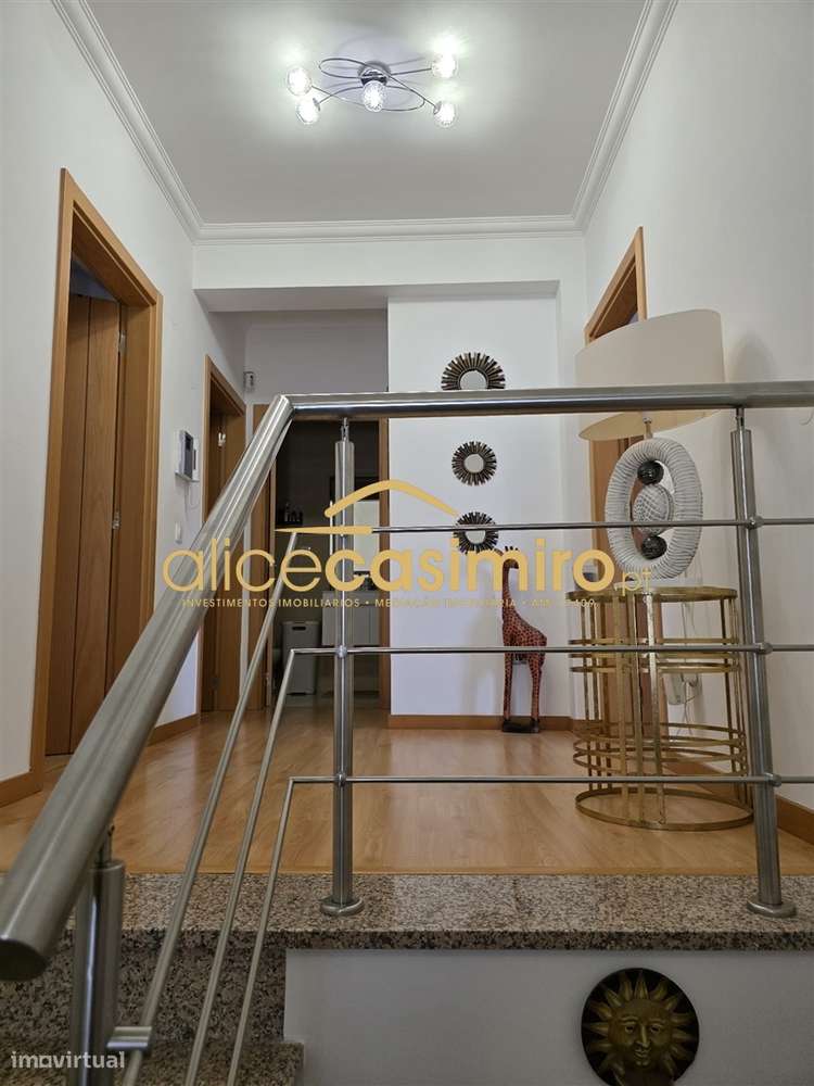 Moradia T4 - boas áreas- excelente estado!-27