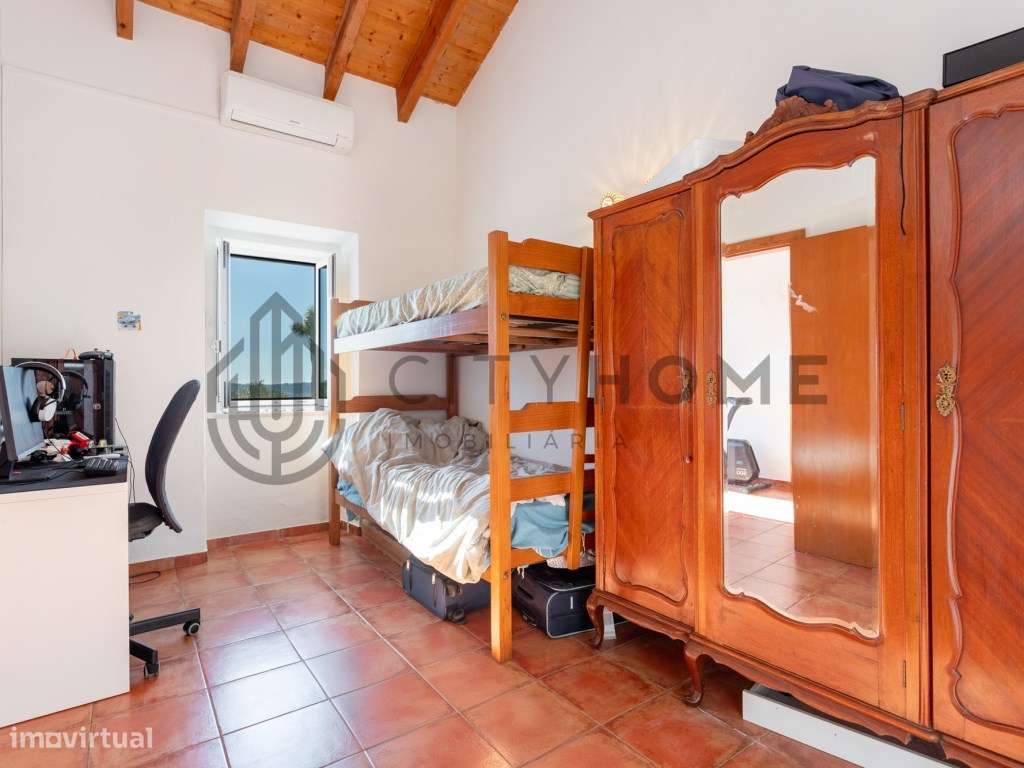 Moradia T4 com piscina infinita em terreno amplo em Silves-21