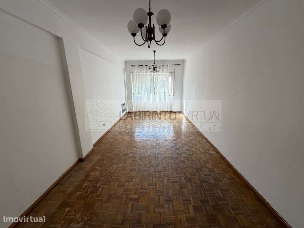 Vende-se T2 com arrecadação na Codivel, perto metro de Odivelas.-0