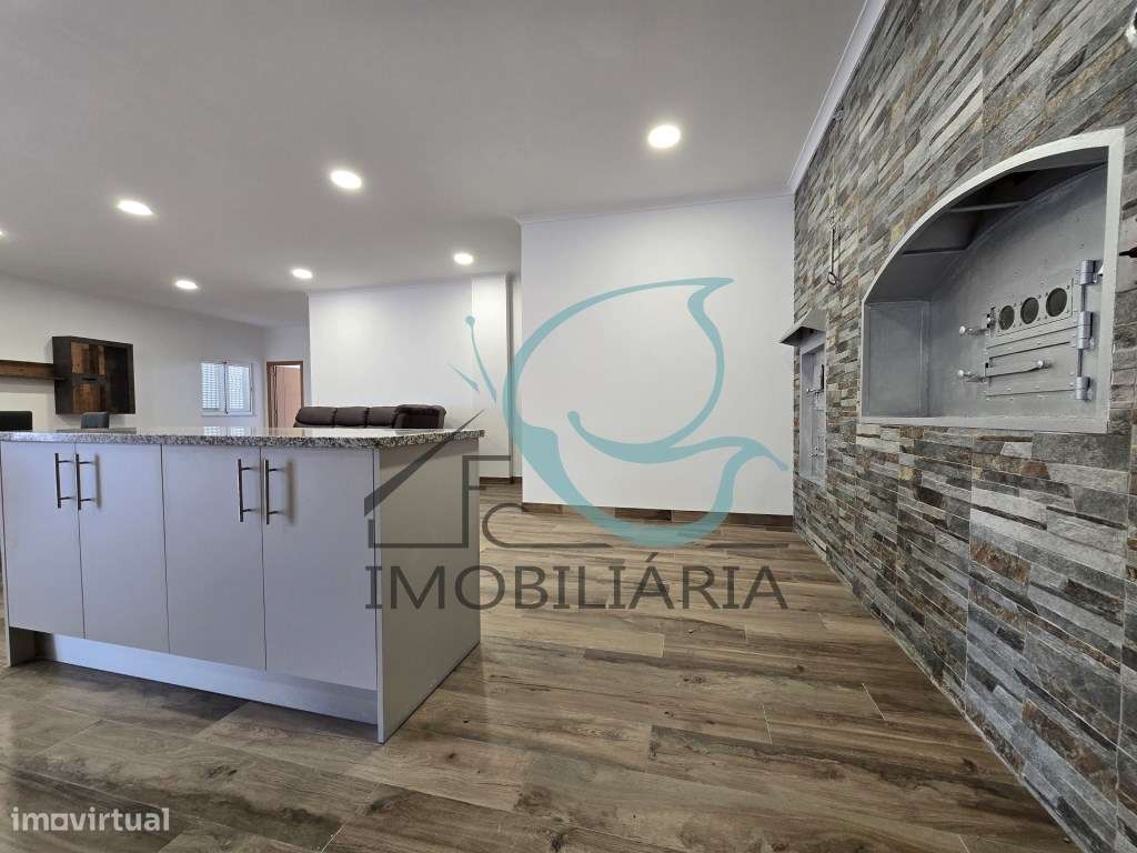 EXCLUSIVO - Excelente moradia de 2 pisos, com licença AL-13