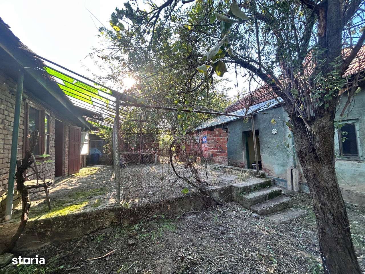 Bocsa Romana, 2 Corpuri de cladire cu Teren de 555 mp. si garaj, la so - Imagine principală: 4/15