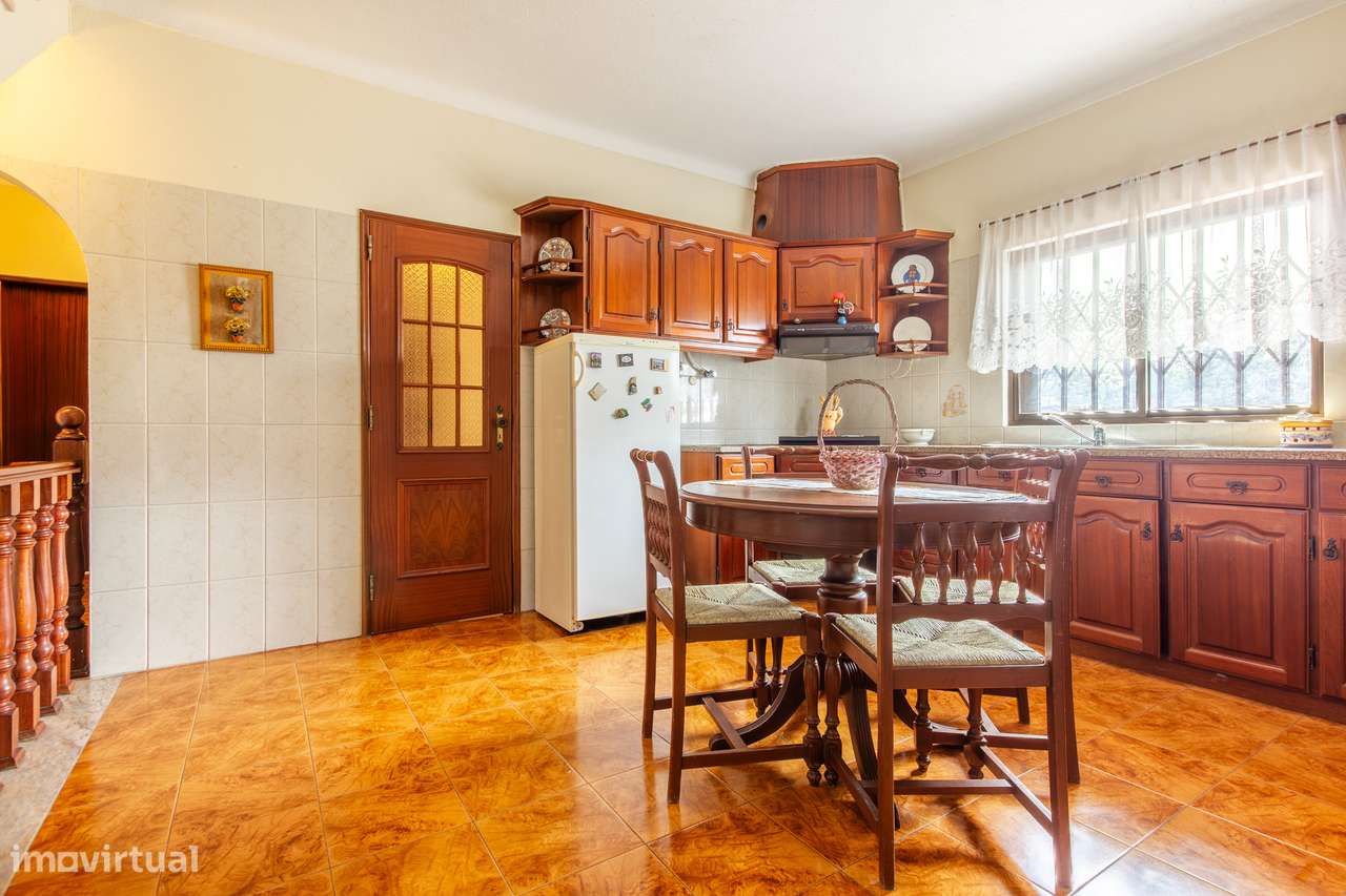 Moradia T5 com sótão, duas cozinhas, possibilidade de duas habitações-13