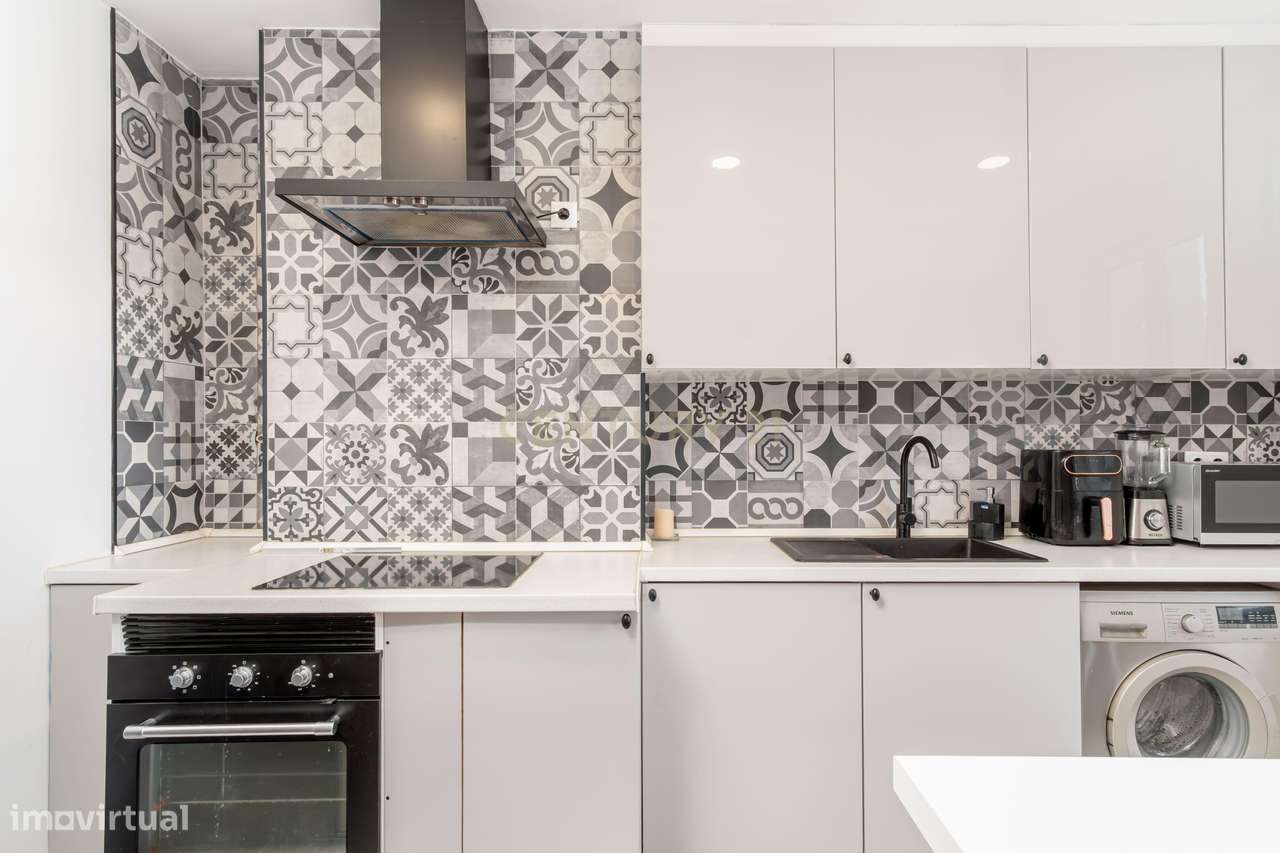 Apartamento T2 com 2 WC's e Varanda Ampla – Totalmente Renovado – Bura-21