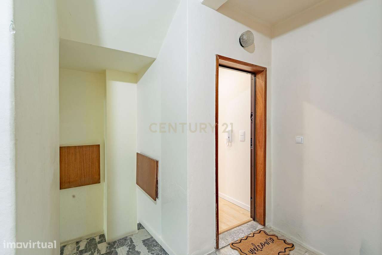 Apartamento T2 Remodelado na Torre da Marinha-31