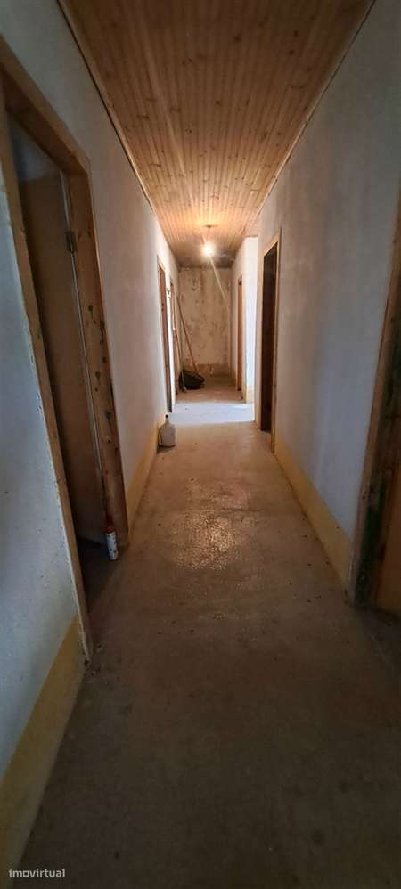 Moradia para restaurar com terreno em S. Martinho de Angueira-17