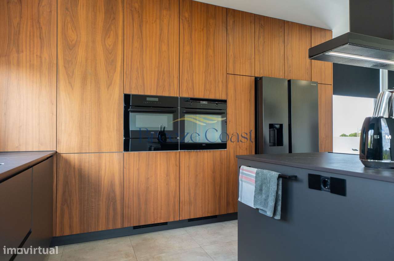 Moradia T4 de Arquitetura Distinta e Elegância Intemporal-14