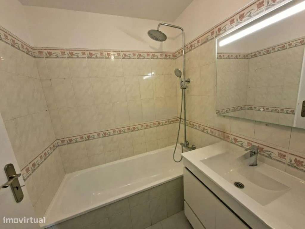 Apartamento T2 Remodelado na Tapada das Mercês-16