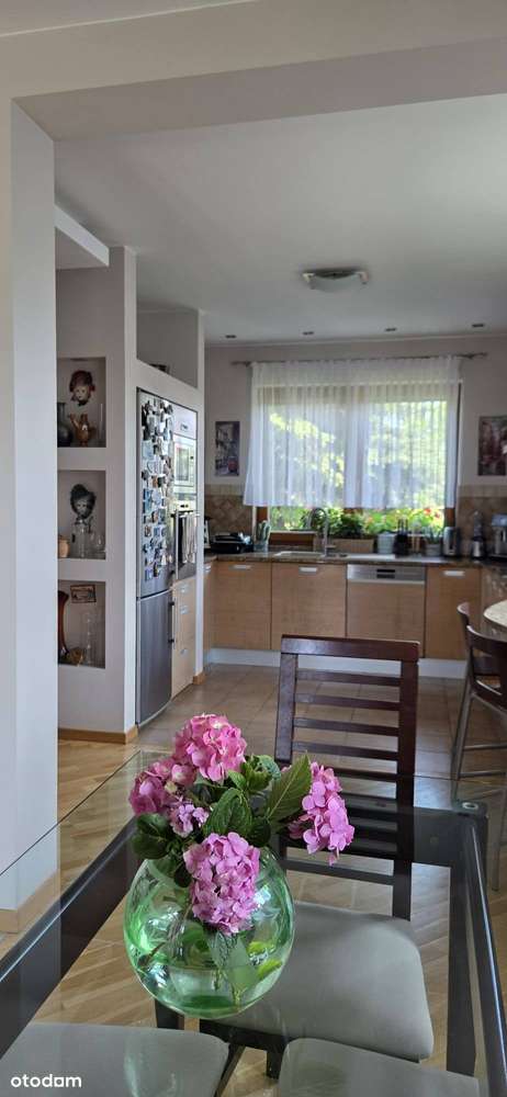 Otulony zielenią i słońcem DOM 216 m²-6 pokoi,2 łazienki,pralnia,GARAŻ-8