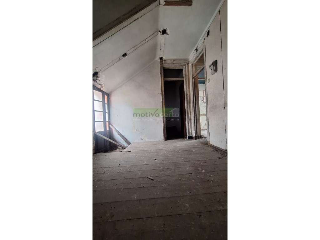 Moradia T2 com 2 Pisos no Coração de Campolide, Lisboa-13