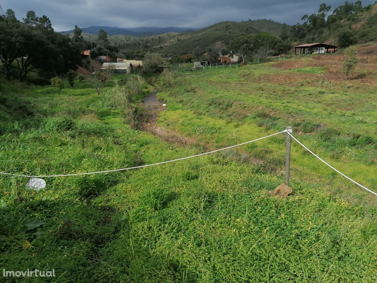 Terreno rústico com horta e serra, medronheiros e sobreiros