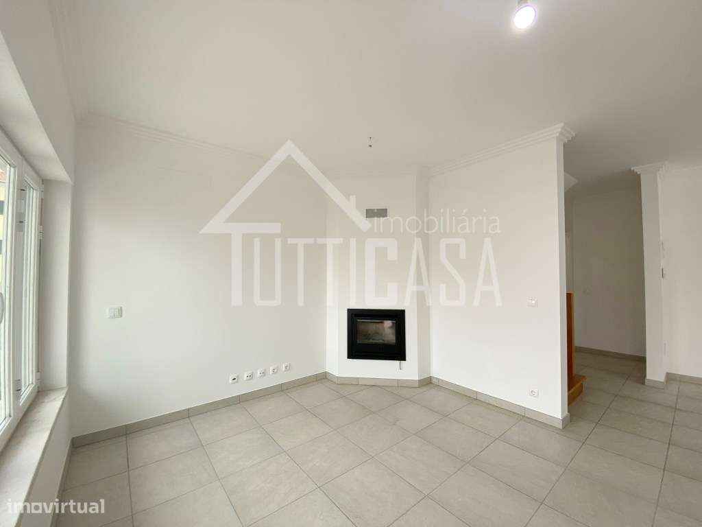 Moradia V3+1 totalmente remodelada na Ericeira-13