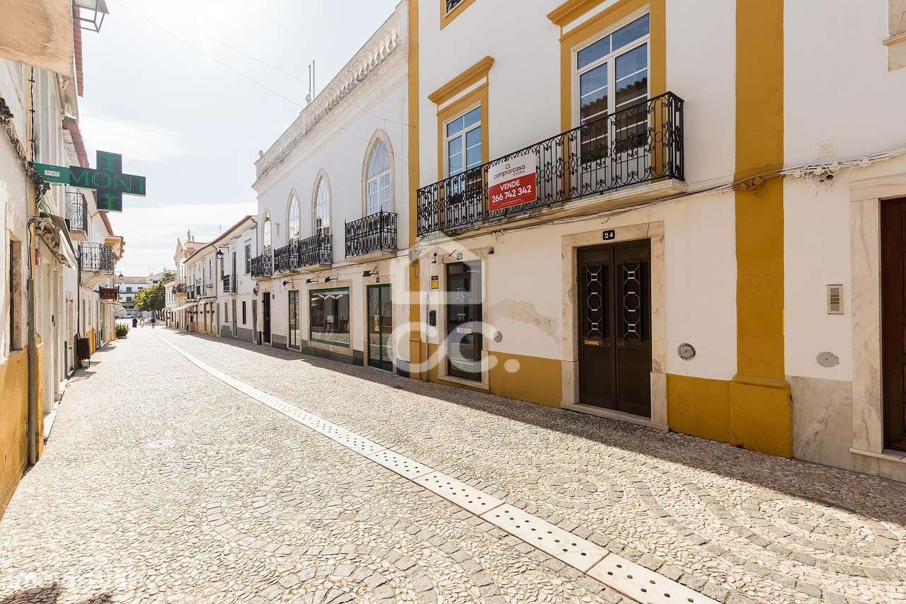 Oportunidade Única: Edifício Senhorial com Logradouro no Coração de Vi - Grande imagem: 3/60