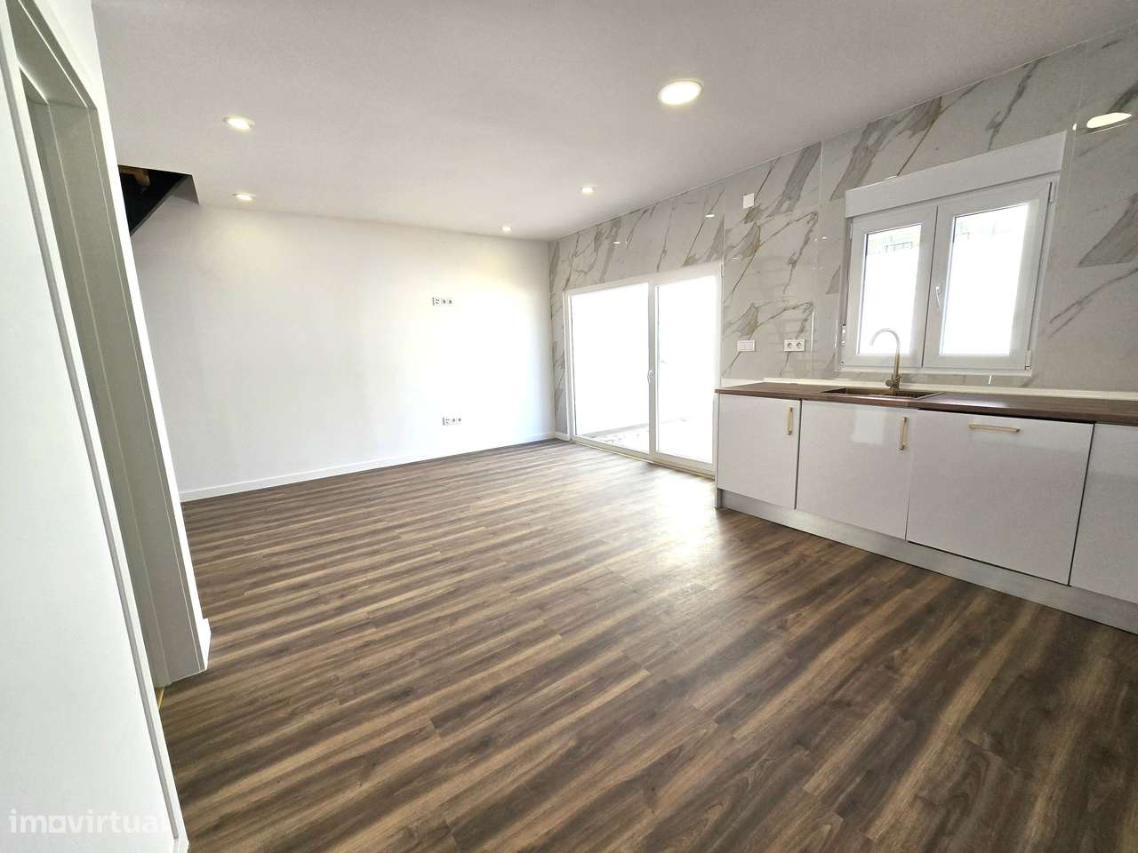 Fantástica Moradia T2 Totalmente Renovada, Independente em Setúbal-30