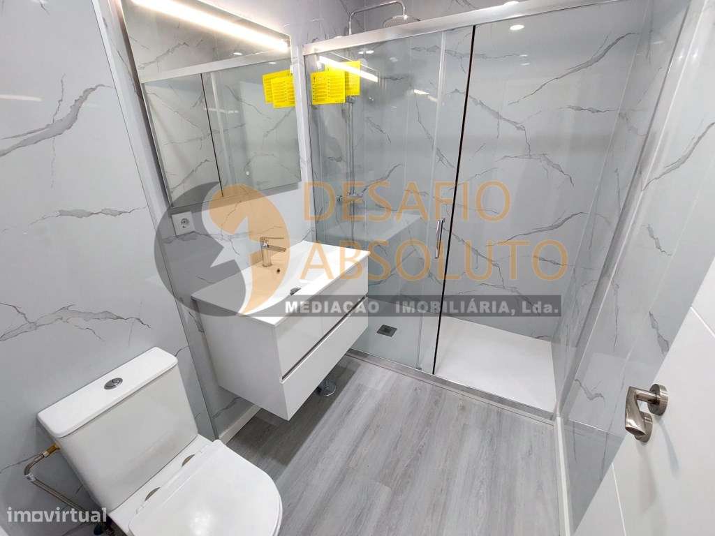 Apartamento T2 totalmente Remodelado c/ Arrecadação. Corroios-19