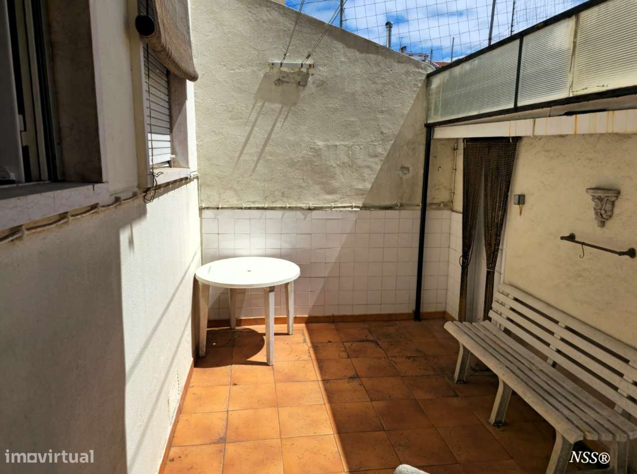 Apartamento T2 com quintal e anexo na Amadora-12