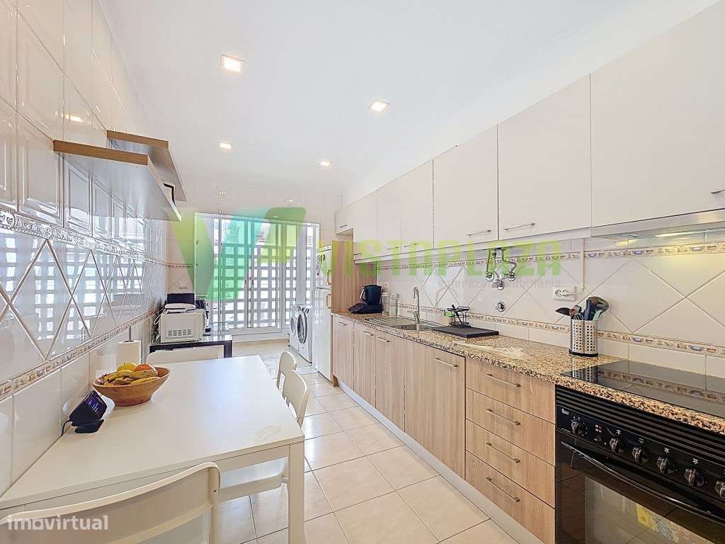 Apartamento T2 com duas casas de banho e espaço de garagem-9