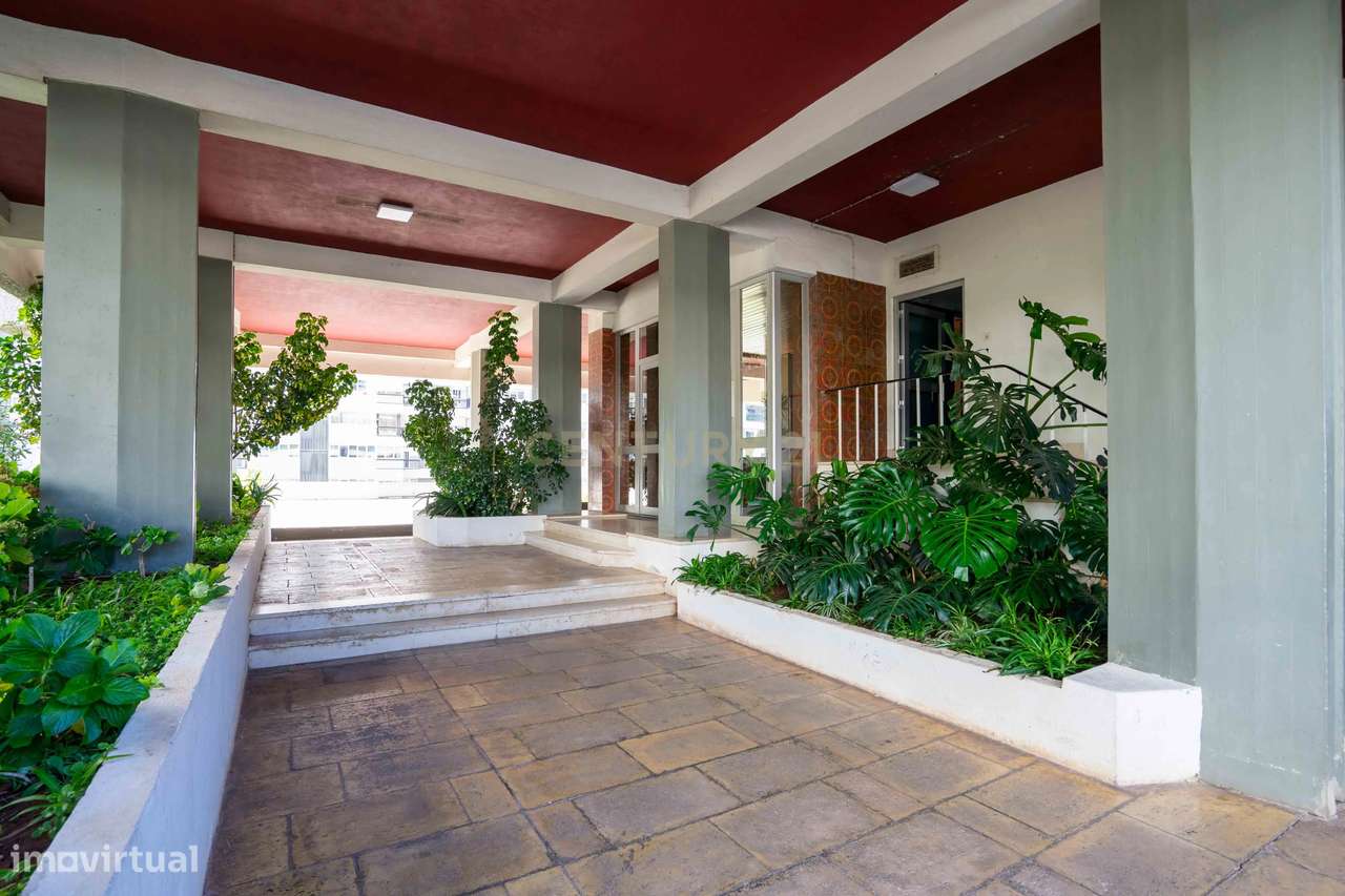 T2 transformado em T3, totalmente remodelado, localizado numa das zona - Grande imagem: 4/28