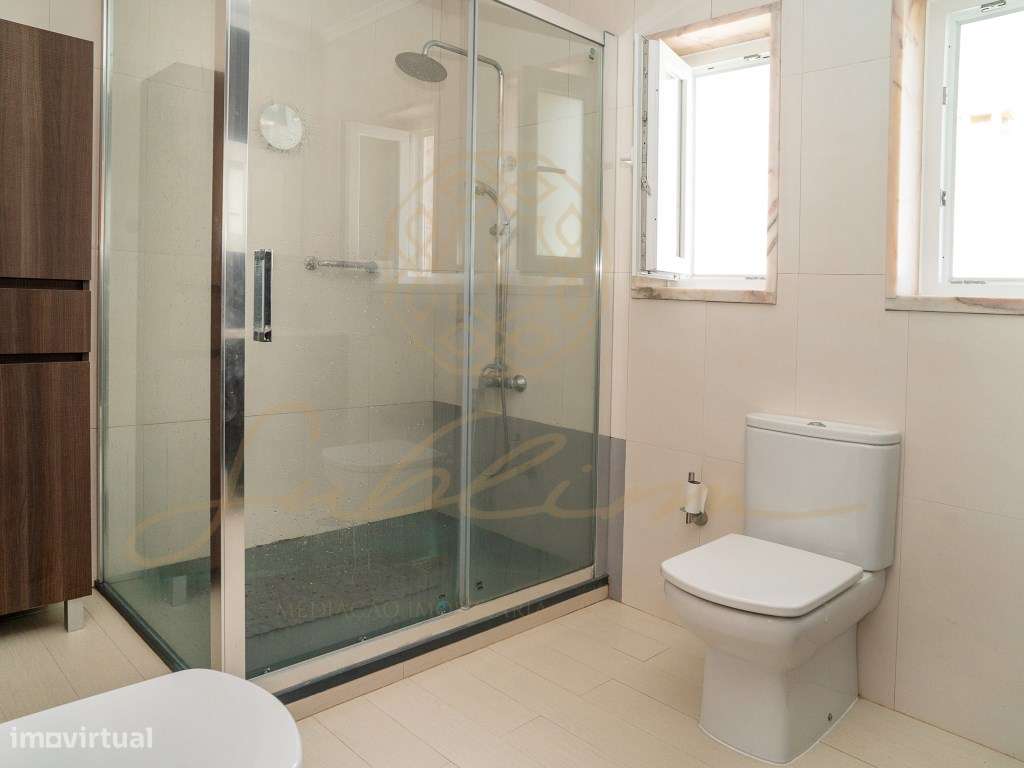 Moradia Isolada com 6 Assoalhadas , Piscina , Garagem Perto das Praias-32