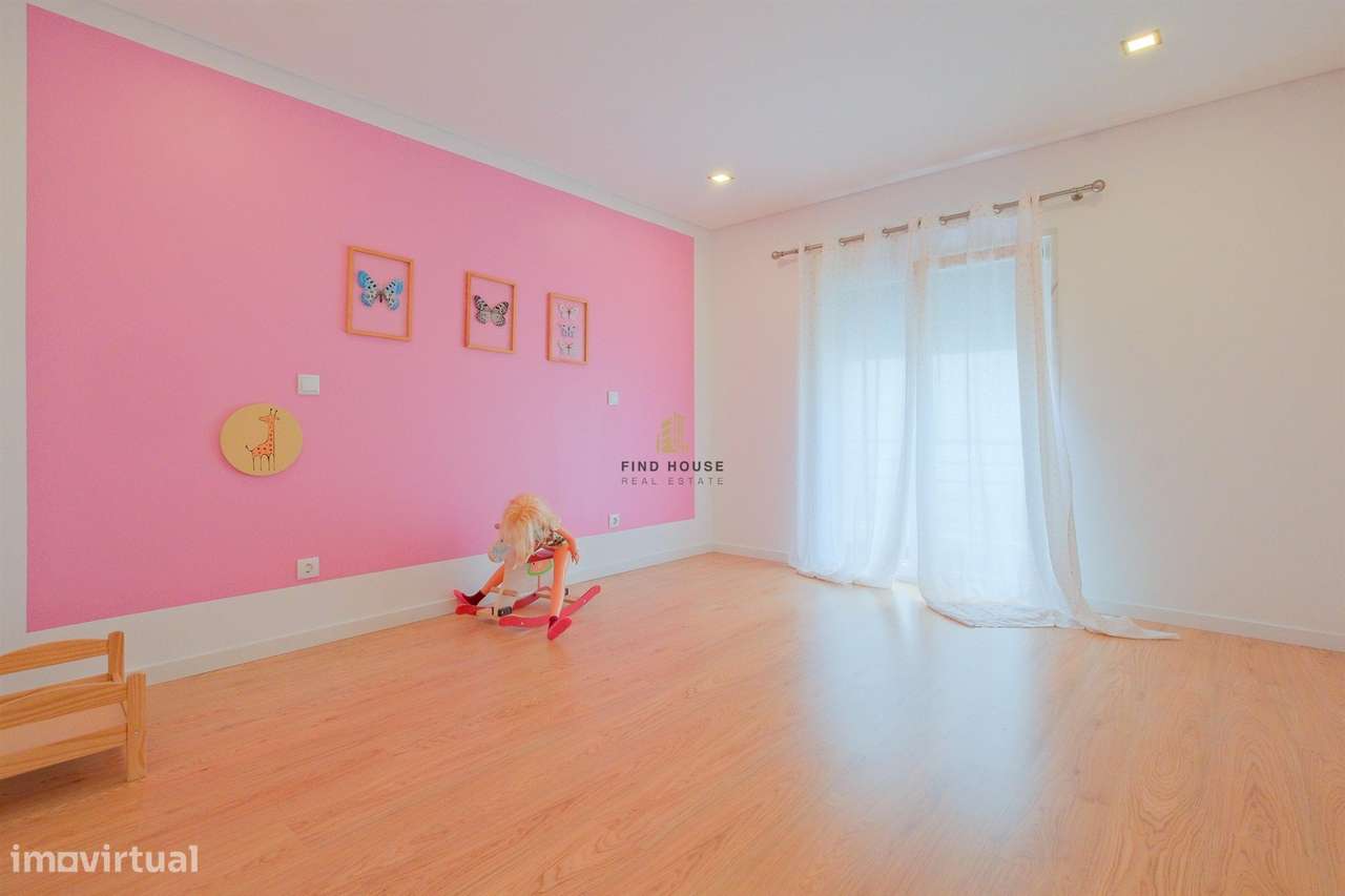 Moradia T3 com piscina, jardim e garagem box, na Caparica-28