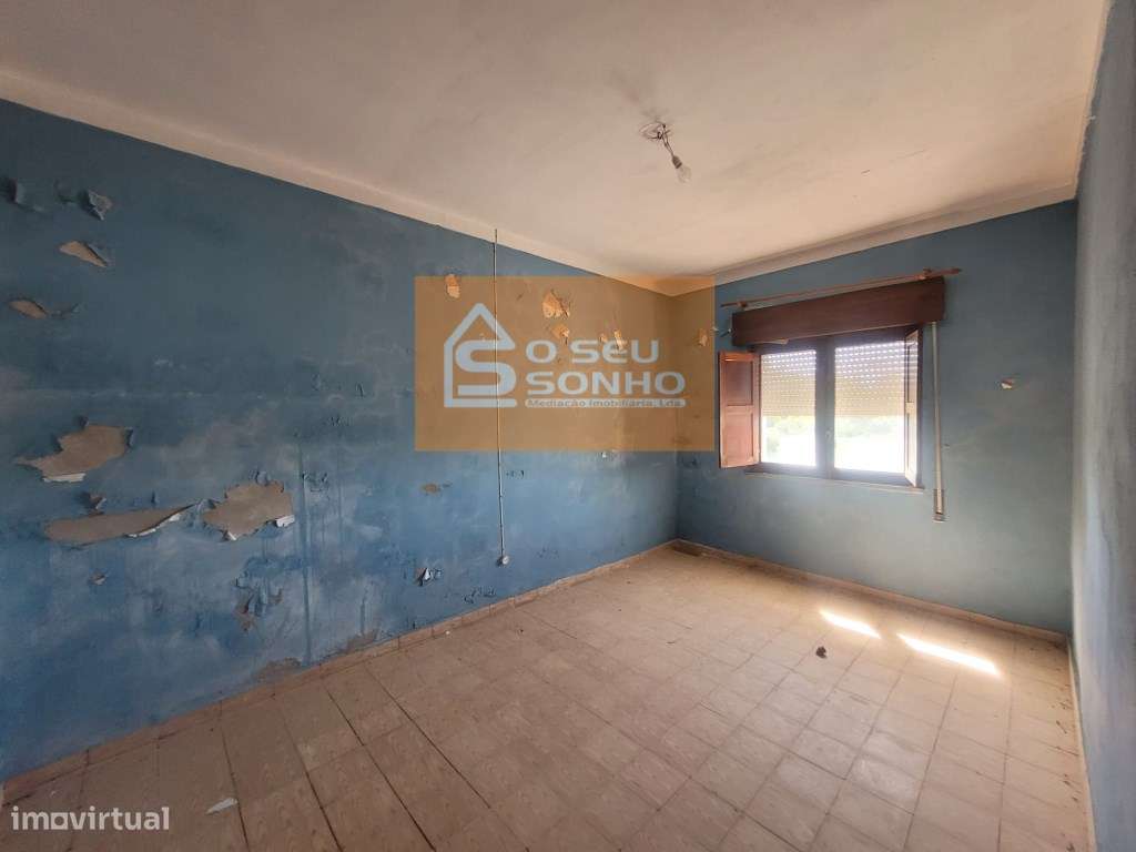 Moradia com Garagem e Terreno no Campo-9