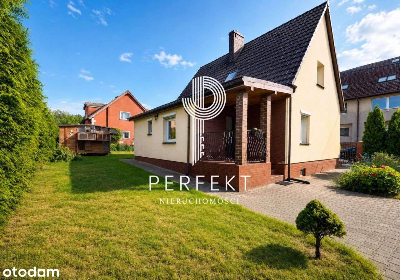 Urokliwy domek wolnostojący w otoczeniu zieleni