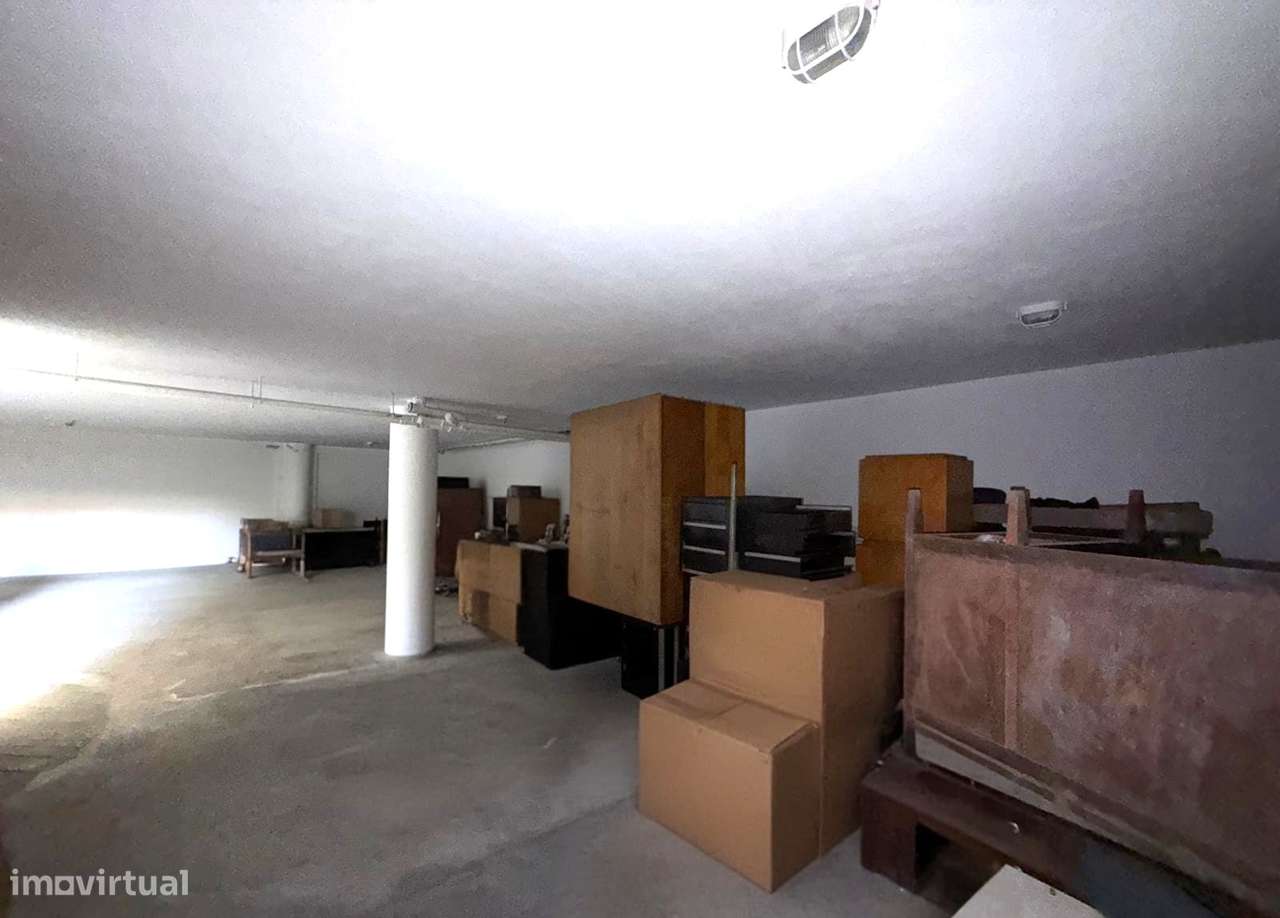 Garagem na cave de um prédio-7