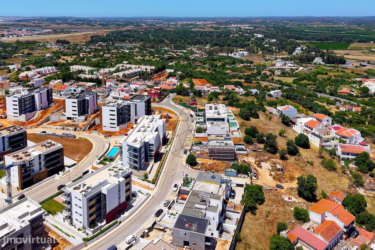 Linda moradia em banda em construção para venda na área de Sesmarias,-24