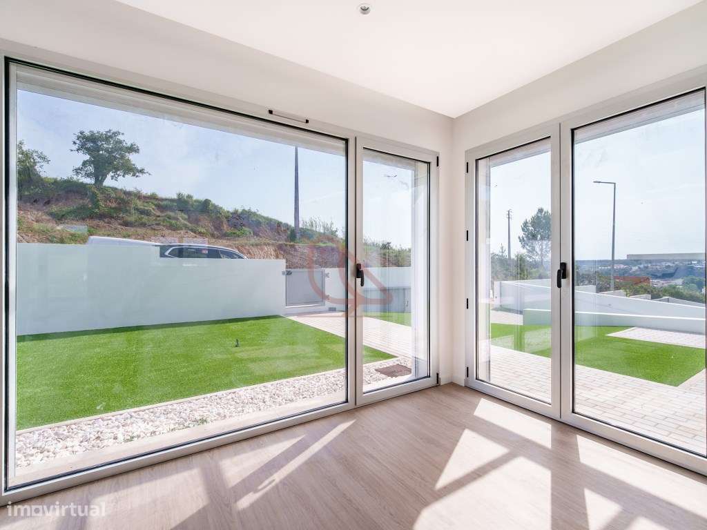 Moradia Isolada T4 Contemporânea com Jardim e Acabamentos Premium -...-17