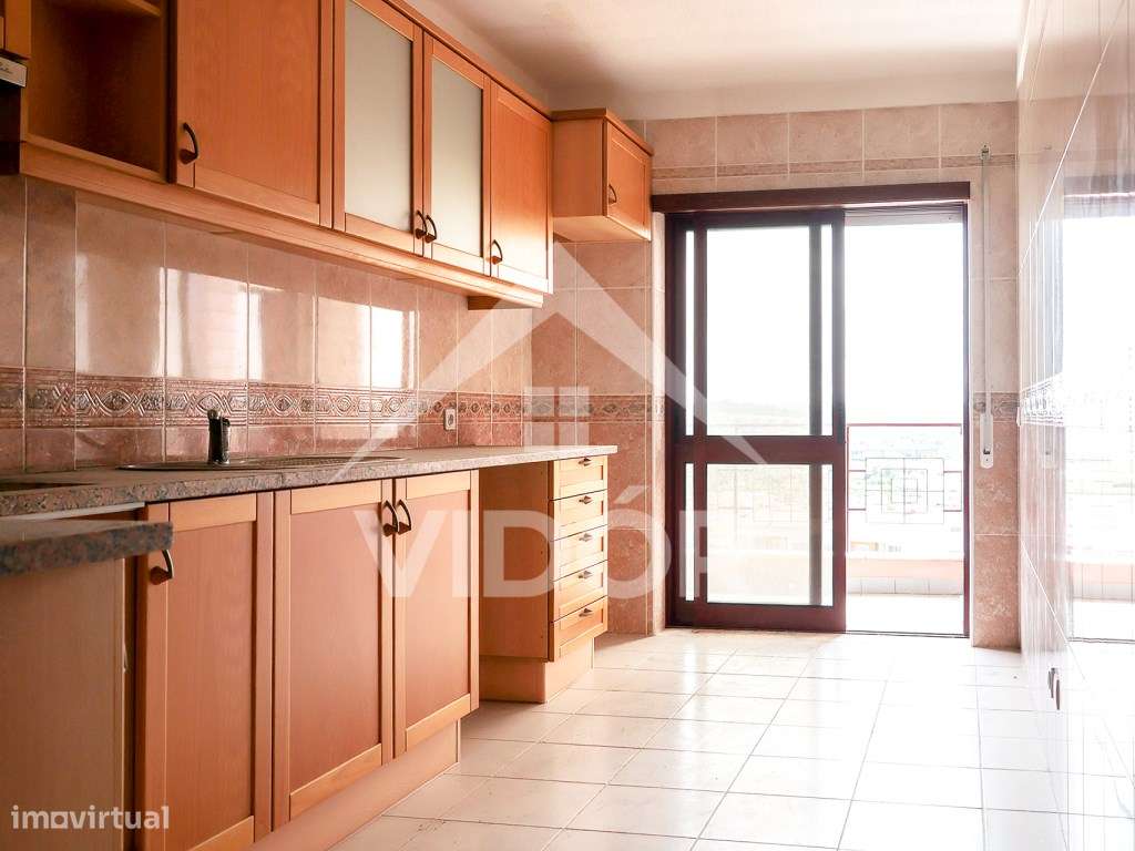 T3 no 6º Andar com Parqueamento e Arrecadação - Grande imagem: 4/8