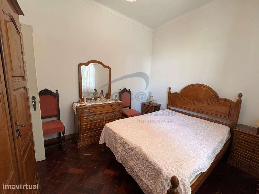 Moradia T5 com Grande Terreno Plano, Garagem, Anexos e Elevado Pote...-7