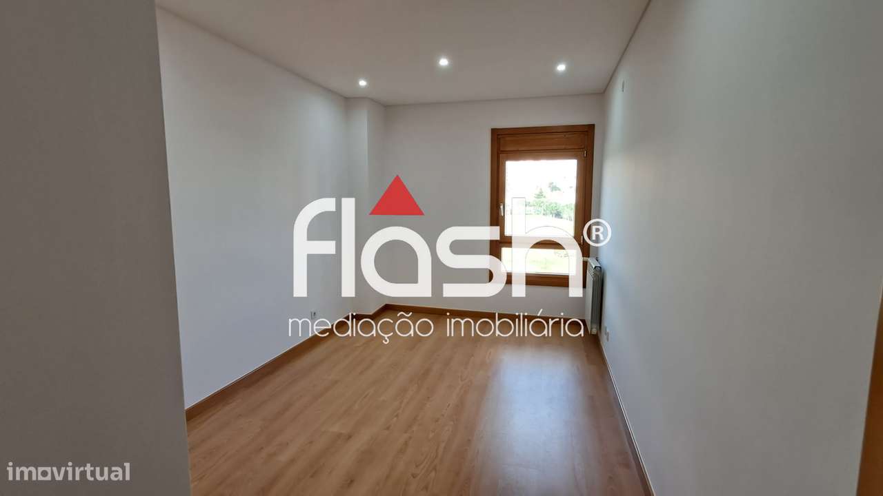 Apartamento T3 com 4 parqueamentos em Odivelas-7