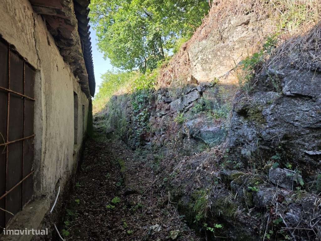 Moradia T3 com terreno em Vilar de Cunhas-24