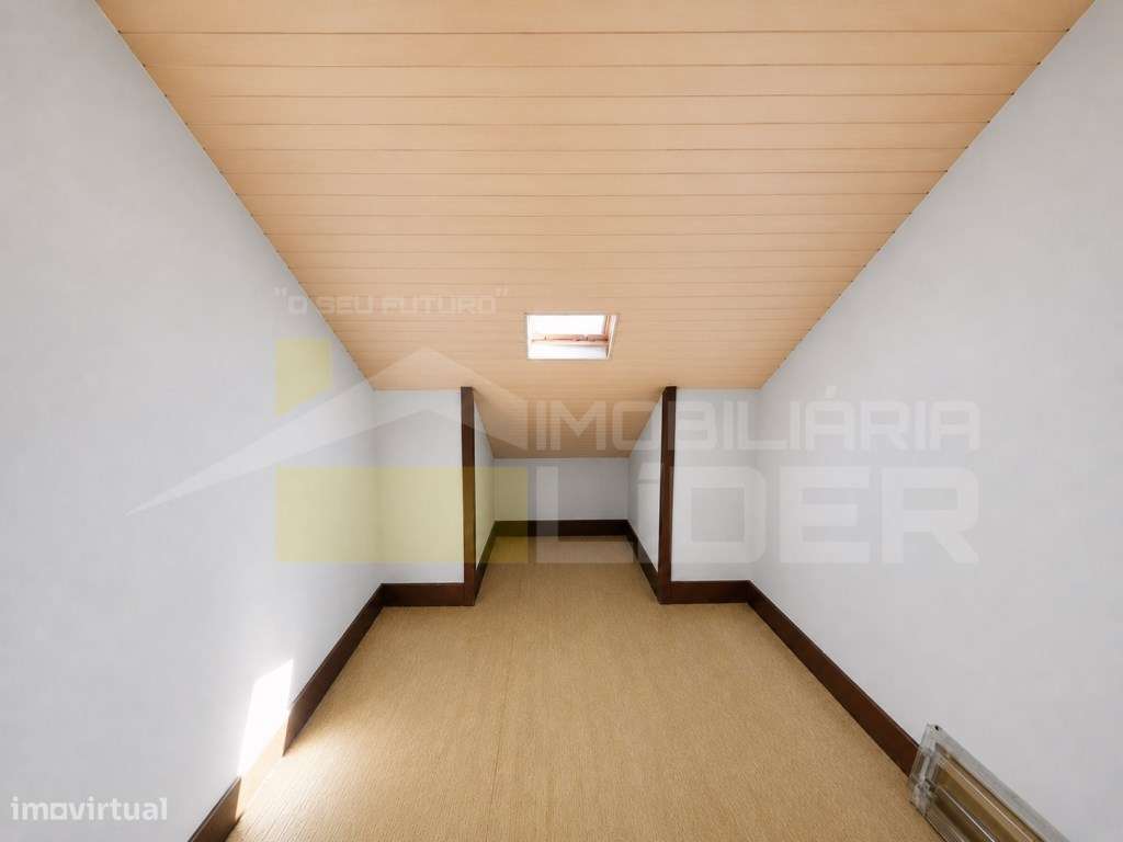 Exclusividade Imobiliária Lider.
Arrumos com 6 divisões e corredor...-11