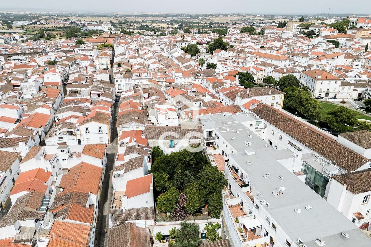 Moradia T3 Bifamiliar de 1º andar com Terraço no Centro Histórico de É-42