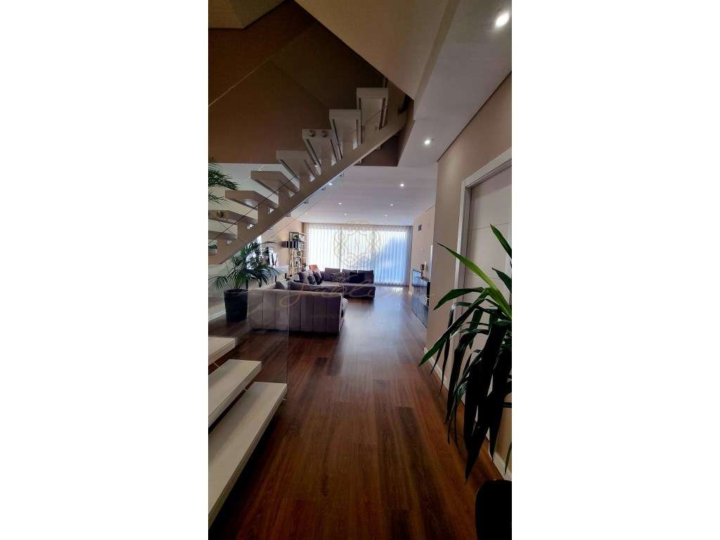 Moradia Exclusiva com 6 Assoalhadas e Piscina de Transbordo - Grande imagem: 3/60