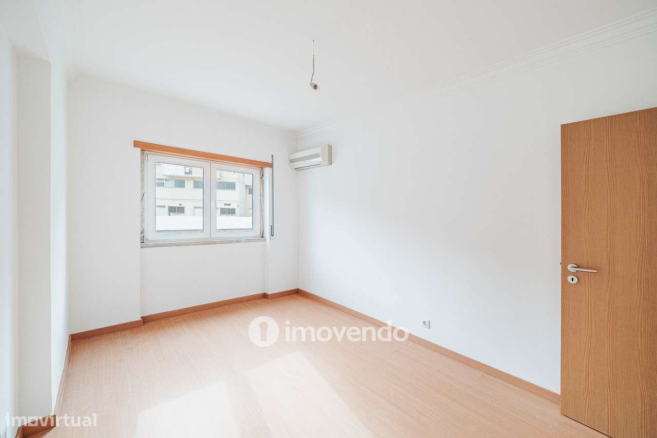Apartamento T3, com terraço e arrecadação, em Mem Martins-18