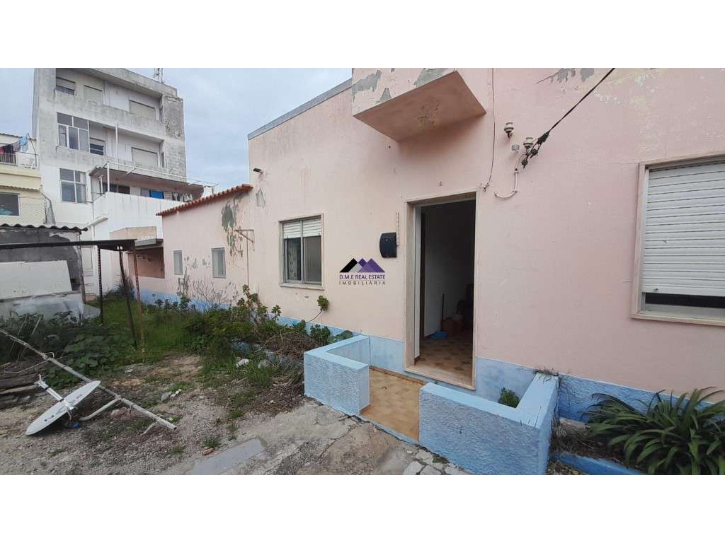 Casa Térrea para Recuperar nas Hortas com Grande Potencial-31