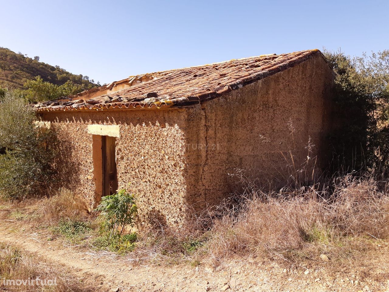 Terreno de 14ha com sobreiros e ruína em S.Barnabé, Almodôvar