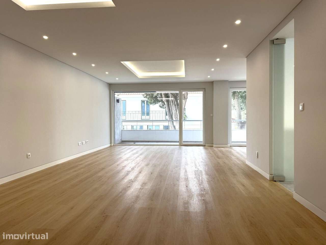 Apartamento T3 novo com estacionamento no centro de Carcavelos - Grande imagem: 4/51