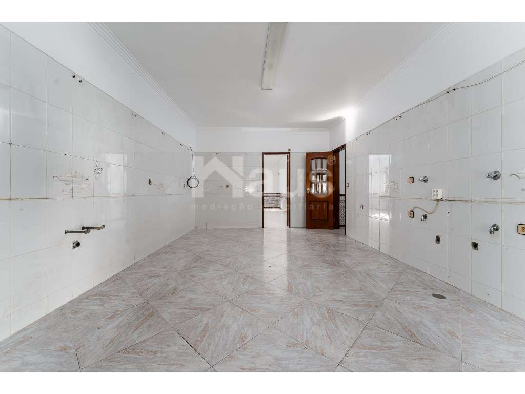 Moradia isolada T4 térrea com garagem-7