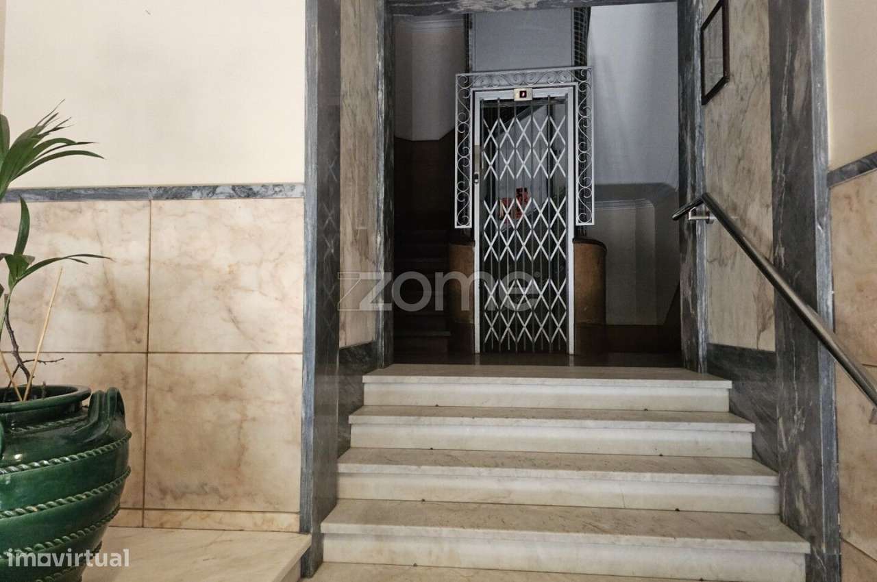 T1 para recuperar e arrendar, junto ao Campo Pequeno - Grande imagem: 3/21