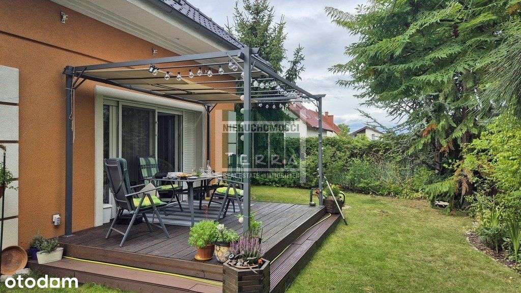 Uroczy dom na przedmieściach.-9