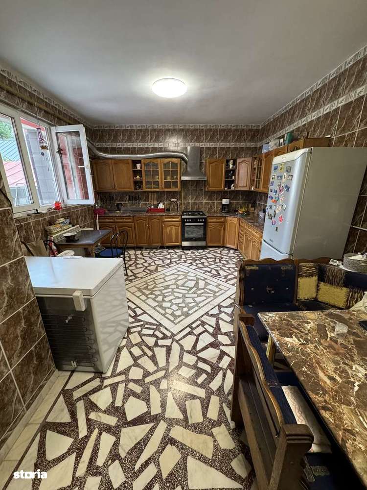 Casă cu 8 camere, subsol și mansardă Zona Sălaj Sector 5-5