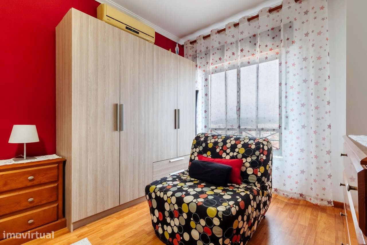 Apartamento T2 Remodelado c/ Lugar de Estacionamento em Mem Martins, S-21