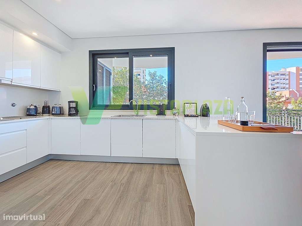 Apartamento T2 com Vista Rio na Praia da Rocha e Garagem - Grande imagem: 4/27