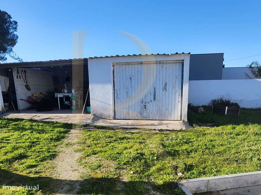 Moradia T3 transformada em T2 com Garagem, inserida num terreno de ...-9